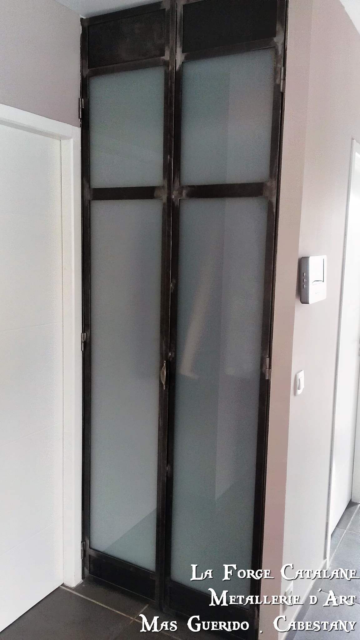 porte vitree inspiration ancien atelier vitrage opalescent forge catalane.jpg